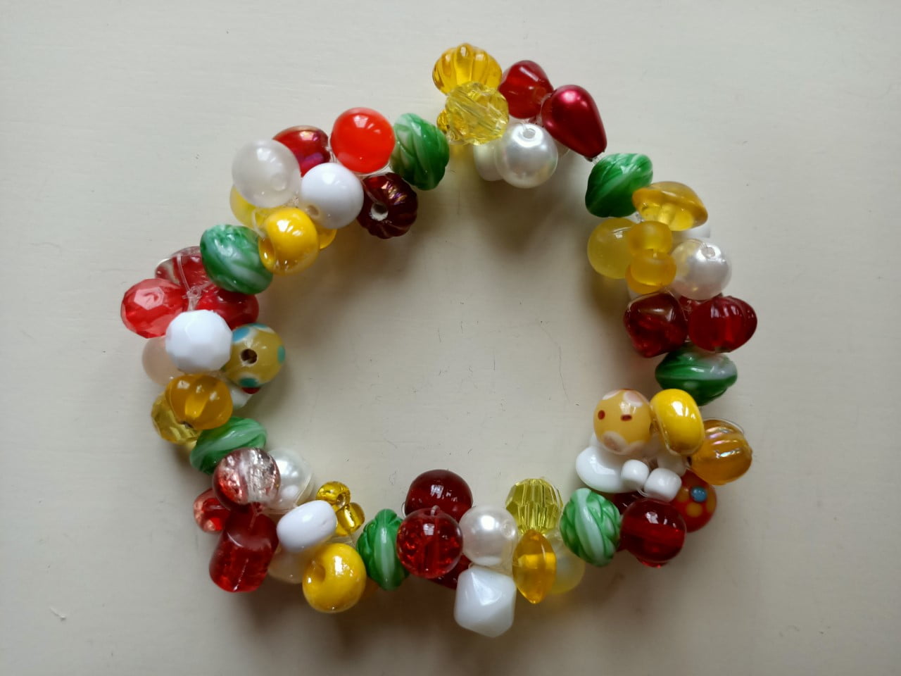 Kaap anders Vergoeding Armband: gehaakte glaskralen in de kleuren van Oeteldonk - Boel Bazaar